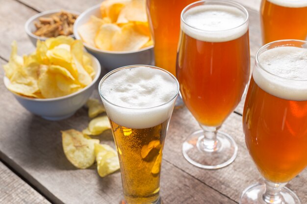 Bière en verre sur fond de bois