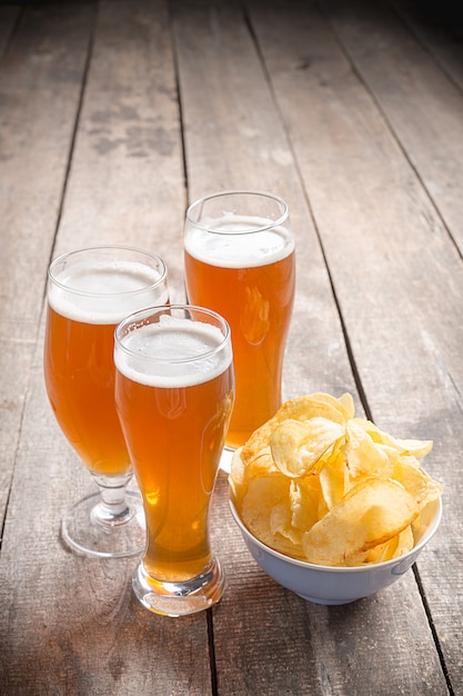 Bière en verre sur fond de bois