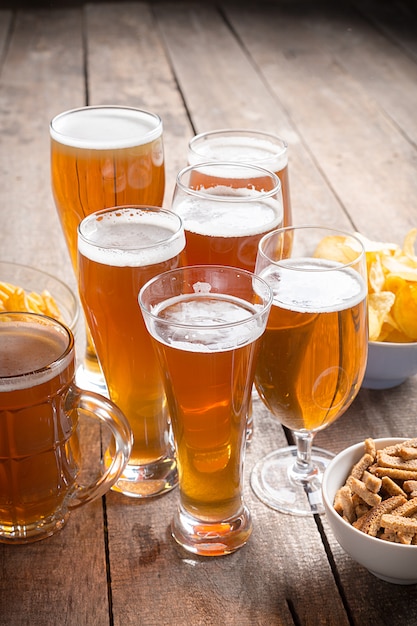 Bière en verre sur fond de bois