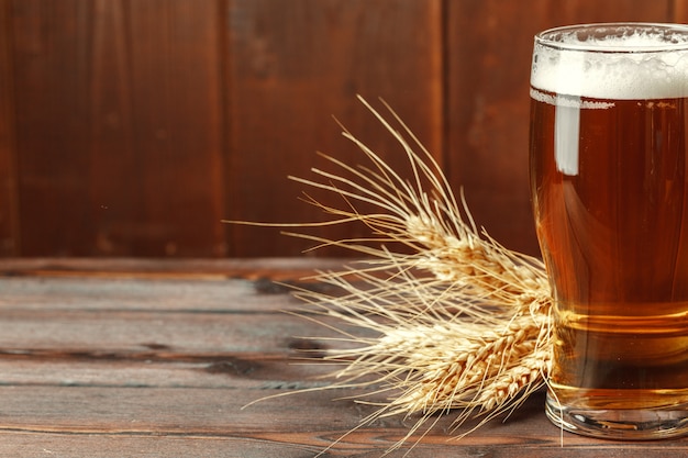 Bière en verre sur table en bois