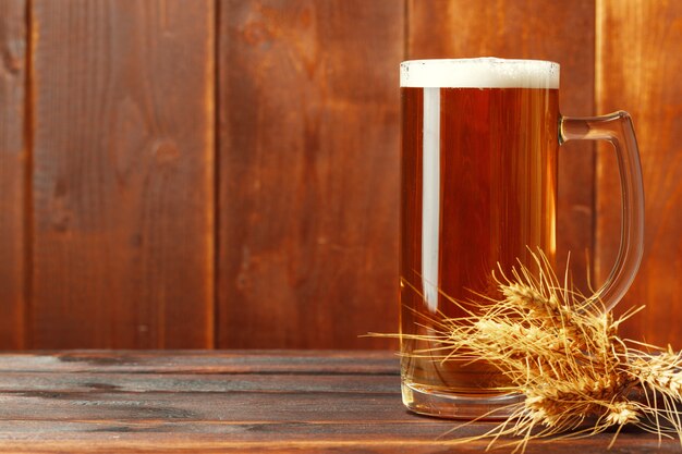 Bière en verre sur table en bois