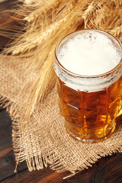 Bière en verre sur table en bois