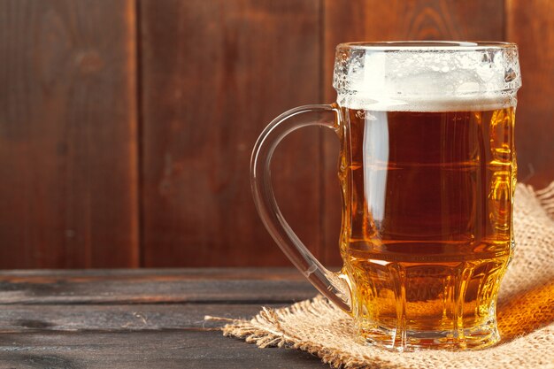 Bière en verre sur table en bois