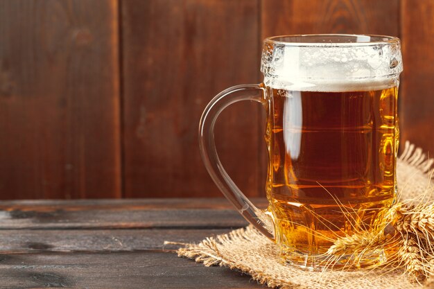 Bière en verre sur table en bois