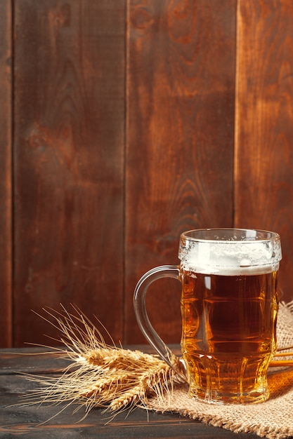 Bière en verre sur table en bois