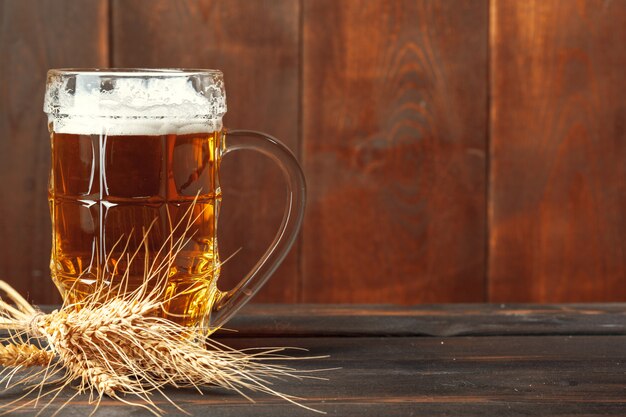 Bière en verre sur table en bois