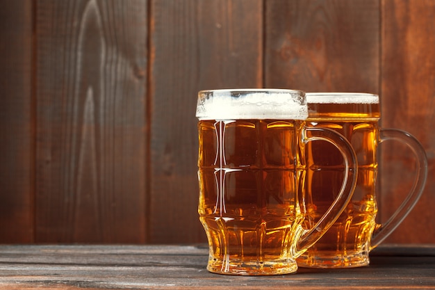 Bière en verre sur table en bois