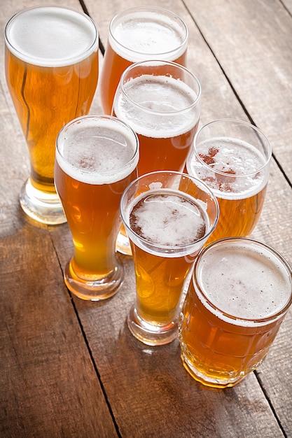 Bière en verre sur table en bois