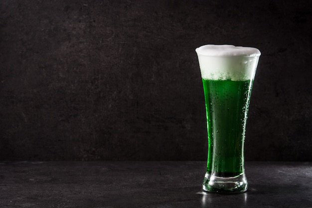 Bière verte traditionnelle de la Saint-Patrick sur fond noir Espace copie