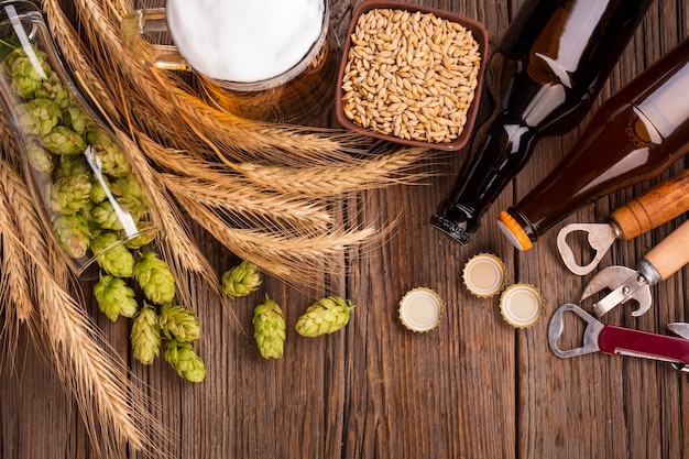 Bière vue du dessus avec des ingrédients frais