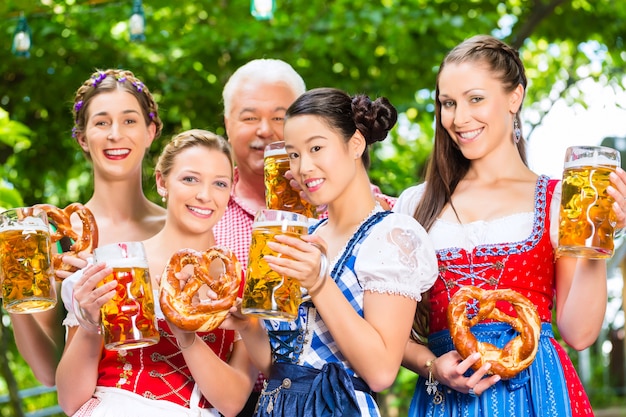 Biergarten - amis buvant au Bavaria Pub