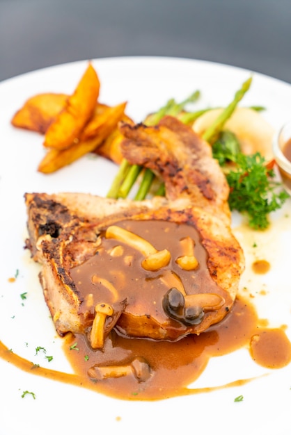 bifteck de côte de porc avec sauce au jus