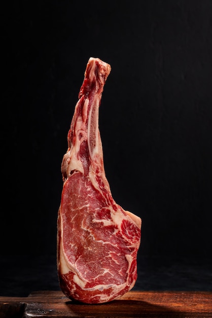 Bifteck et épices crus de boeuf de Tomahawk