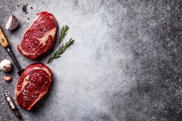 Bifteck de faux-filet aux épices sur fond gris