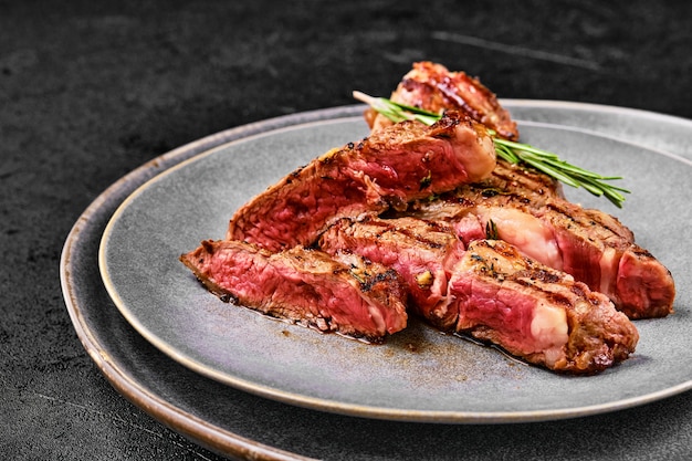 Bifteck de faux-filet juteux sur une assiette