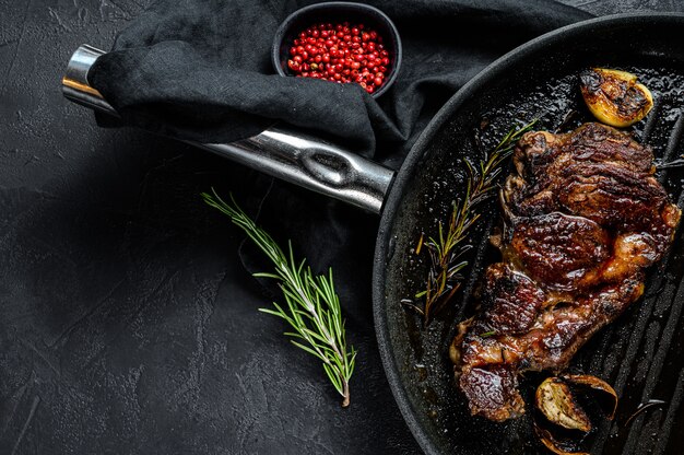 Bifteck de faux-filet sur une lèchefrite. Rôti de bœuf