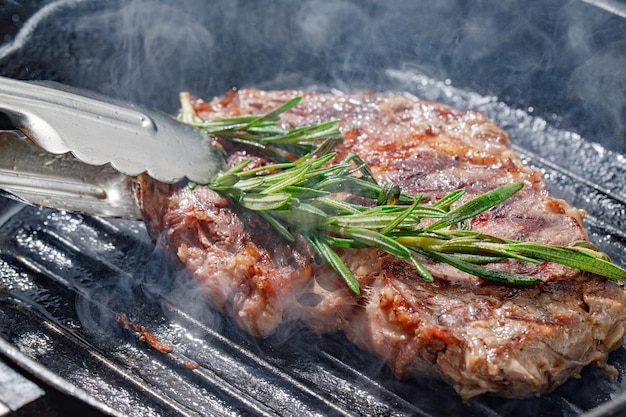 Bifteck de faux-filet de qualité supérieure grillé et séché Steak de viande crue séchée grillée et fumée au feu direct