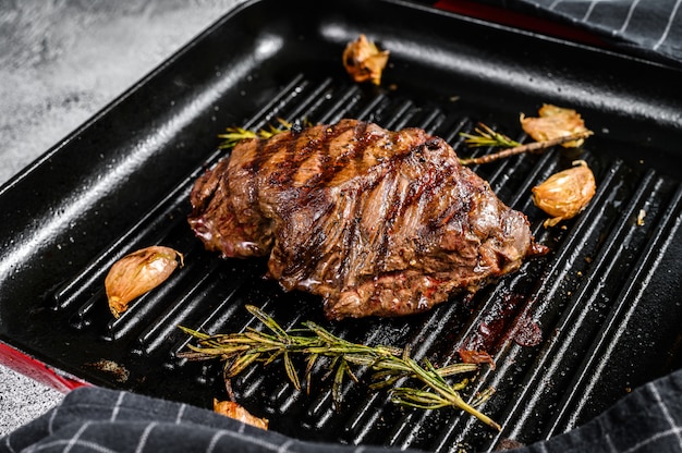 Bifteck de fer plat grillé sur une lèchefrite, bœuf marbré. Vue de dessus