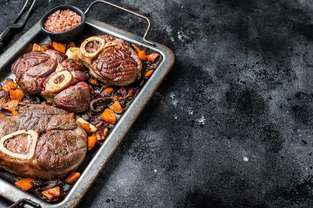 Bifteck de jarret de veau braisé italien Ossoc buco avec gremolata et sauce aux légumes Fond noir Vue de dessus Espace de copie