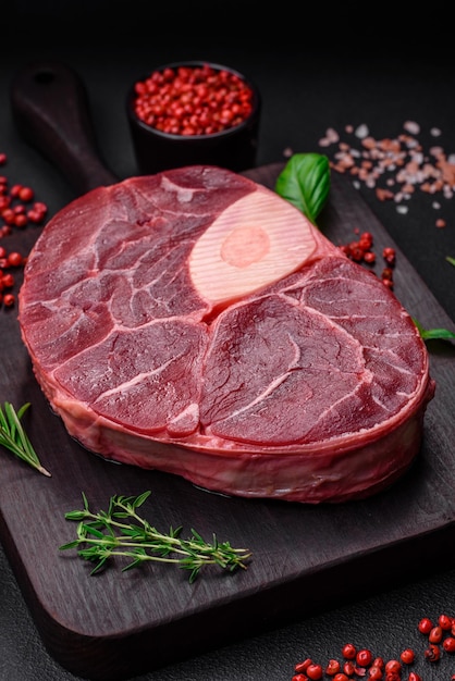 Bifteck d'ossobuco de boeuf frais avec des épices et des herbes de sel