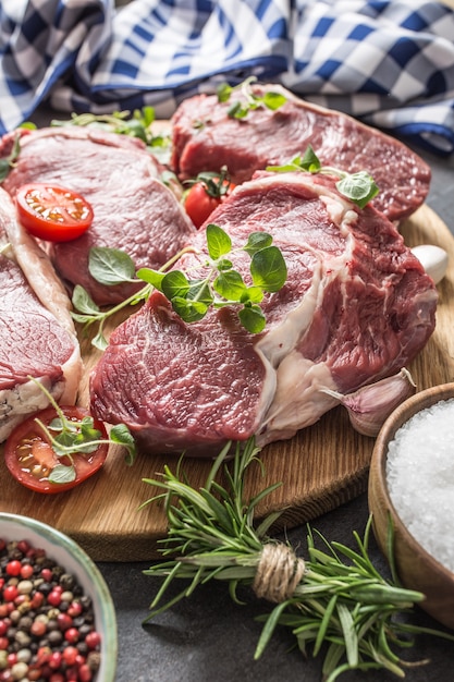 Biftecks de faux-filet de boeuf avec origan et tomates au romarin.