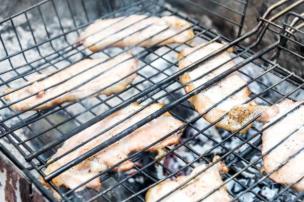 Les biftecks de viande cuisent sur un gril