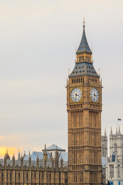 Big Ben et les Chambres du Parlement à Londres au coucher du soleil