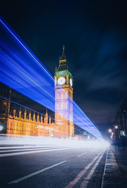 Big Ben la nuit avec les lumières des voitures dans la ville de Londres, Royaume-Uni.