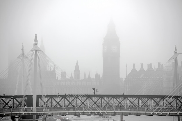 Big Ben et le Parlement dans la brume