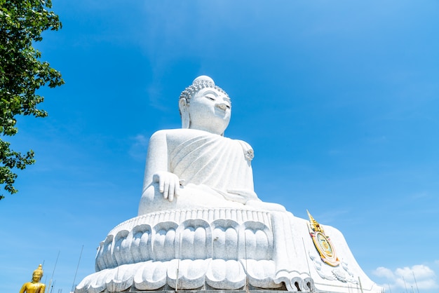 Big Buddha en marbre blanc avec un ciel bleu