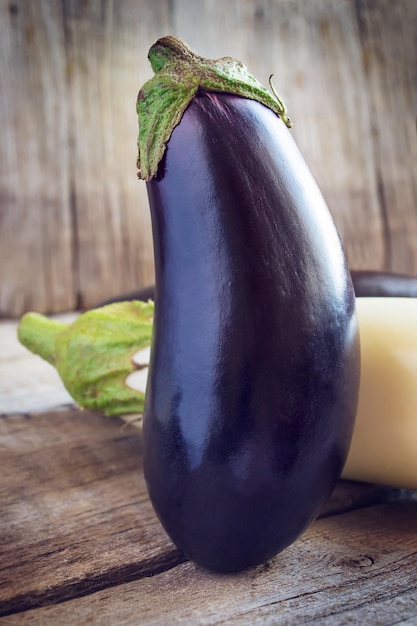 Big purple aubergine sur fond de bois nature morte