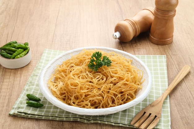 Bihun Goreng ou Fried Vermicelli Noodle, cuisine culinaire indonésienne traditionnelle.