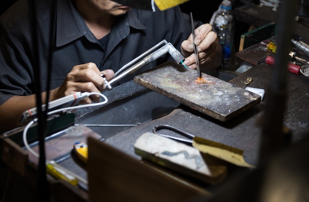 Bijoutier thaïlandais faisant des bijoux