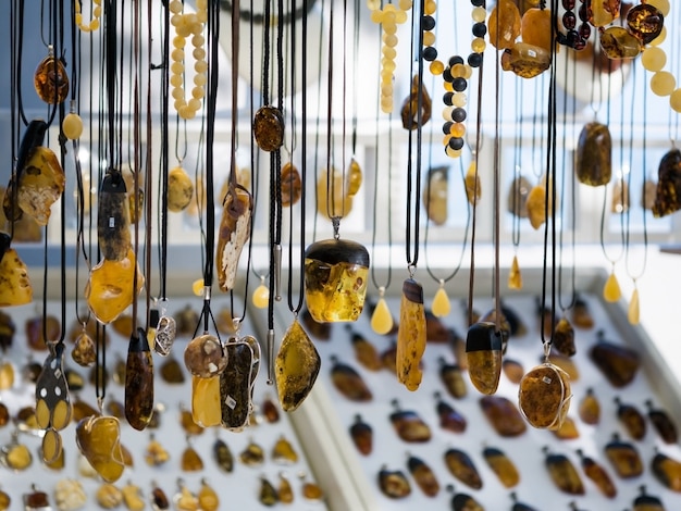 Bijoux d'ambre accroché au marché de la ville