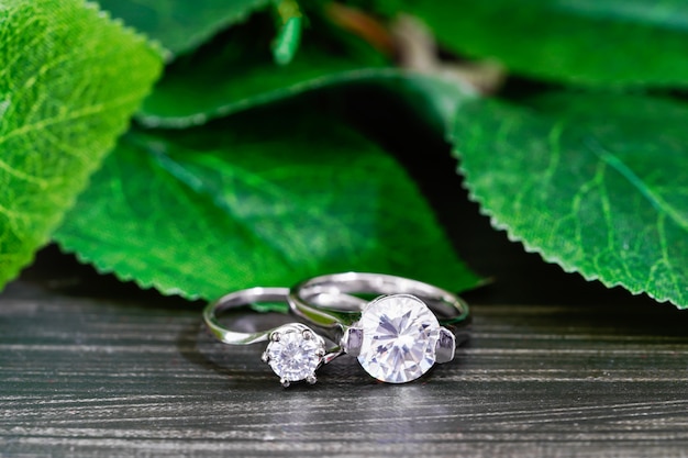 Bijoux bagues en diamant de mariage sur table en bois