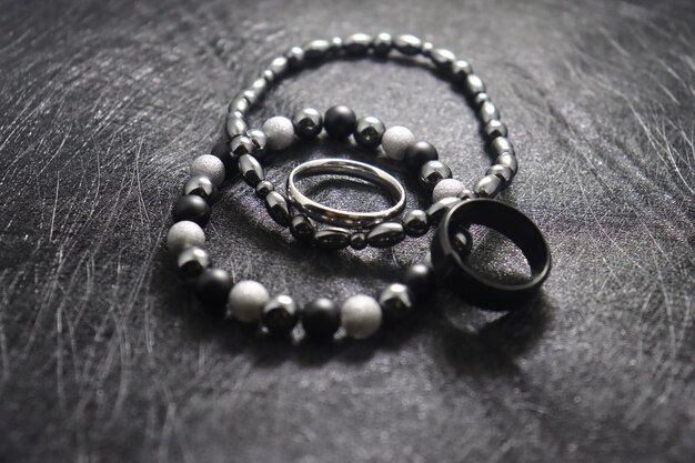 Bijoux bracelet pierre volcanique noire bague noire mate en argent collection homme femme sur un