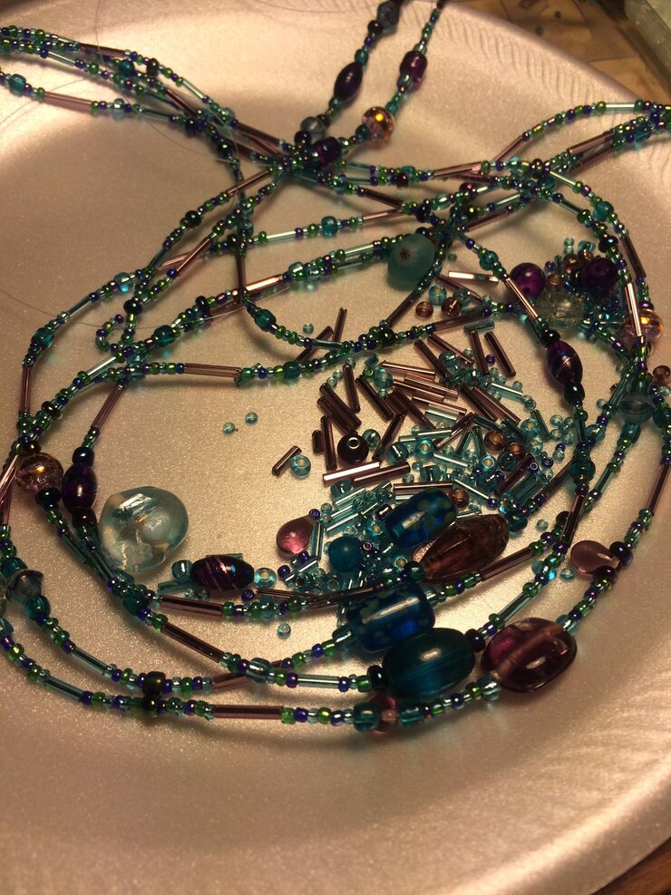 Photo des bijoux dans un bol en plastique
