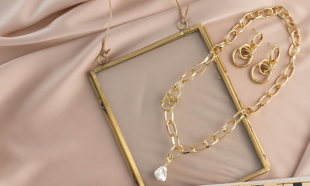 Bijoux femme bijoux bijouterie vintage beau collier en or fait main sur fond de tissu beige