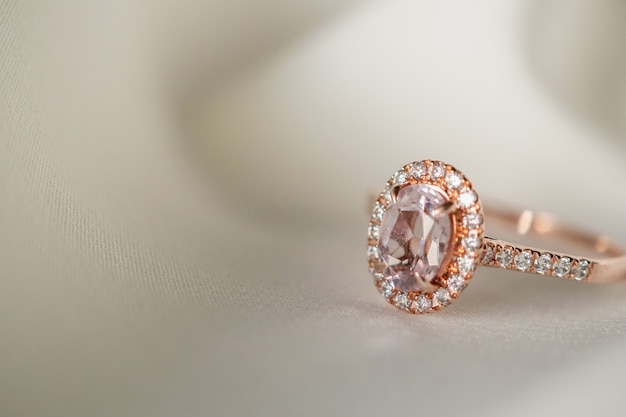 Bijoux mariage bague en diamant rose gros plan