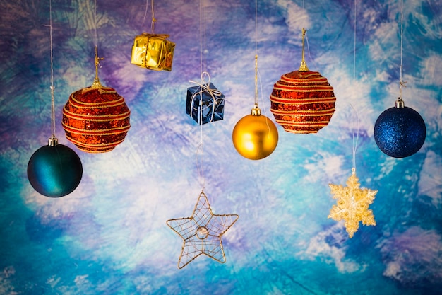 Photo des bijoux de noël et des cadeaux accrochés au mur