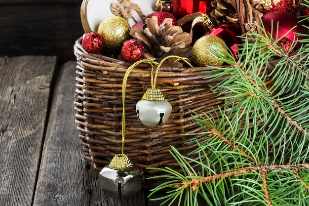 Bijoux de Noël dans un panier sur une surface en bois