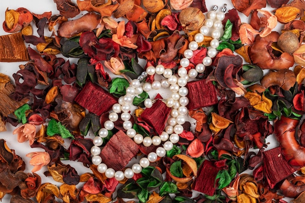 Bijoux en perles sur fond de fleurs sèches