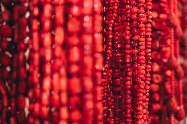 Bijoux de perles rouges en corail naturel comme texture de fond. Copie, espace vide pour le texte