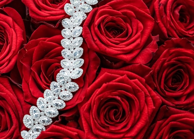 Bijoux en pierres précieuses, mode de mariage et concept de shopping de luxe, bracelet en diamant de luxe et bouquet de roses rouges, cadeau d'amour pour la Saint-Valentin et les vacances romantiques