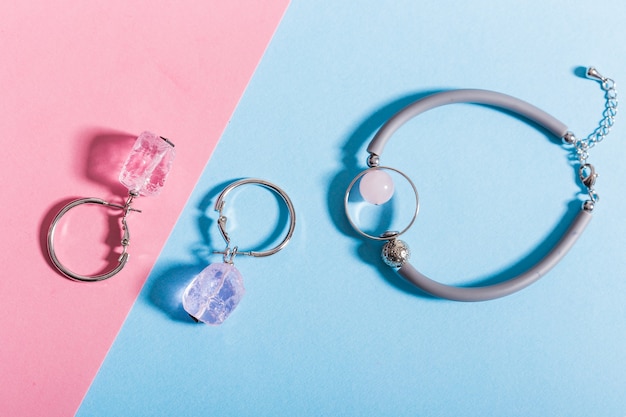 Bijoux pour femmes. Bijoux à la mode sur fond coloré