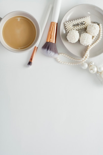 Bijoux pour la mariée, bonbons et café, sur fond blanc. Mariages conceptuels, préparation et matinée de la mariée.