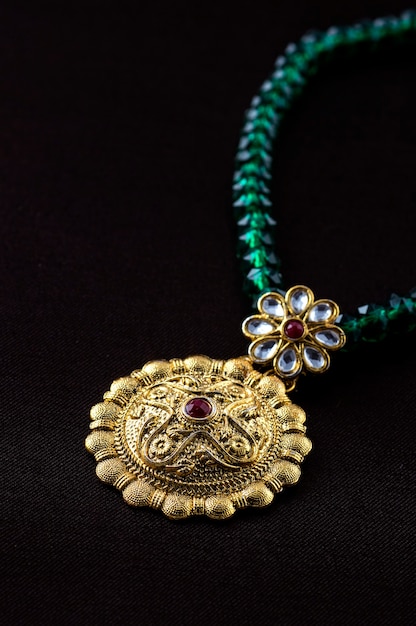 Bijoux traditionnels indiens, gros plan de pendentif