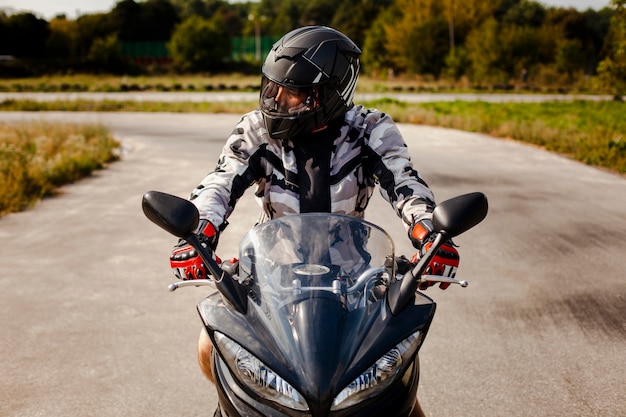 Biker en attente de traverser la route