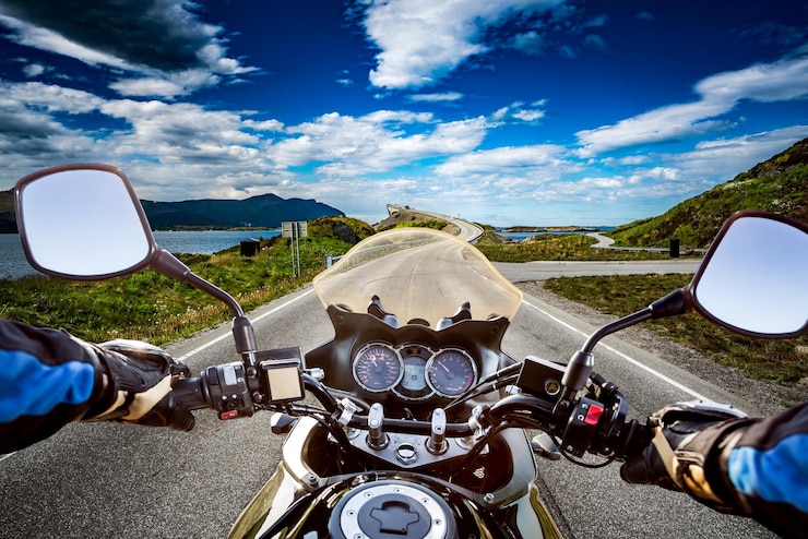 Photo biker chevauche une route avec atlantic ocean road en norvège. vue à la première personne.