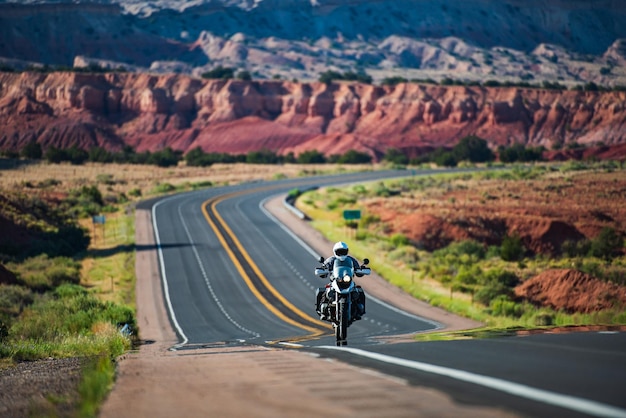 Biker conduisant sur moto Route 66 Arizona Photo panoramique d'une route panoramique USA Paysage américain naturel avec route goudronnée à l'horizon